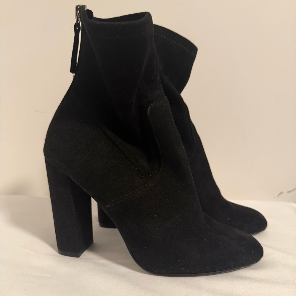 Steve Madden Black Suede
Heeled Zip Up Ankle Bootie 7